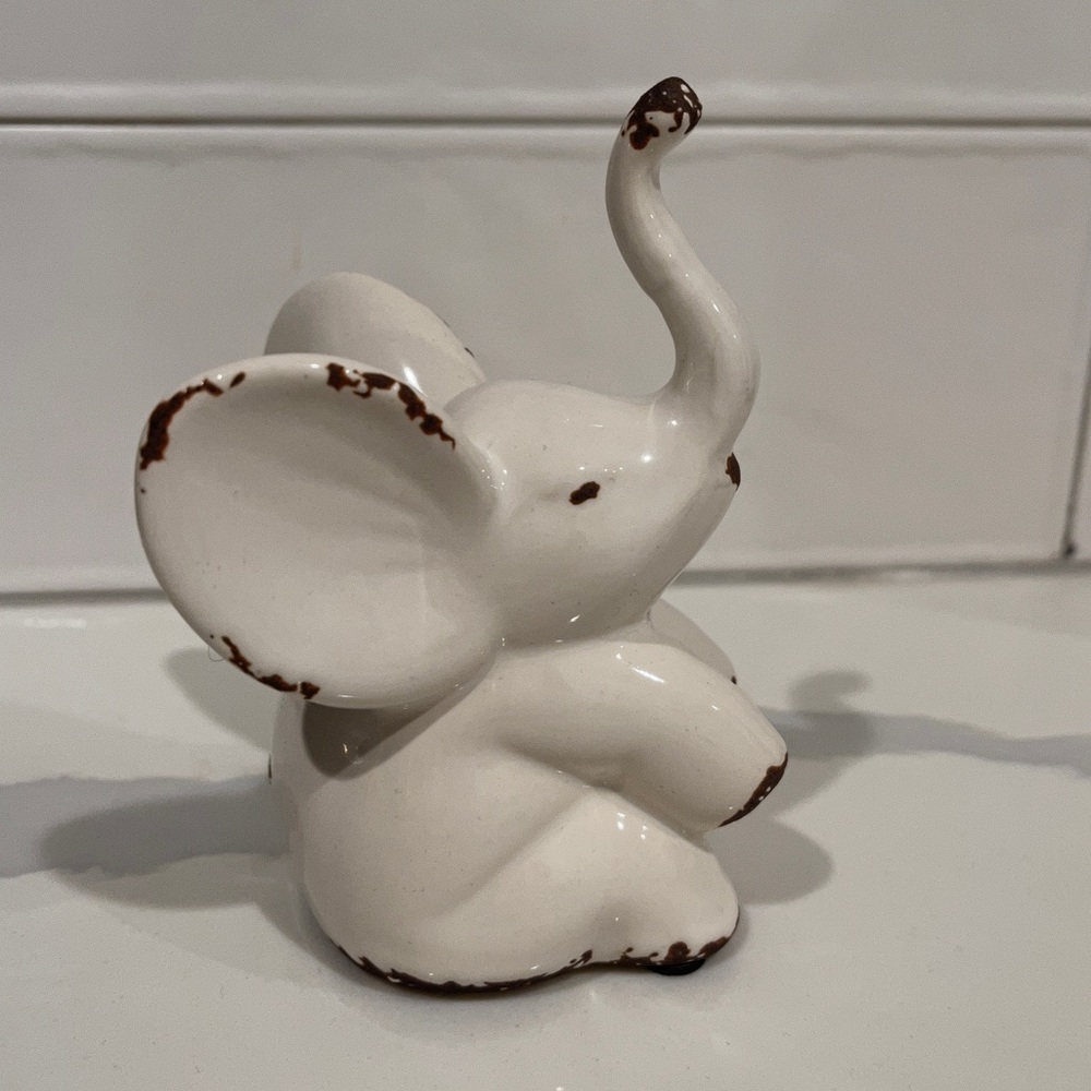 Elephant ring holder